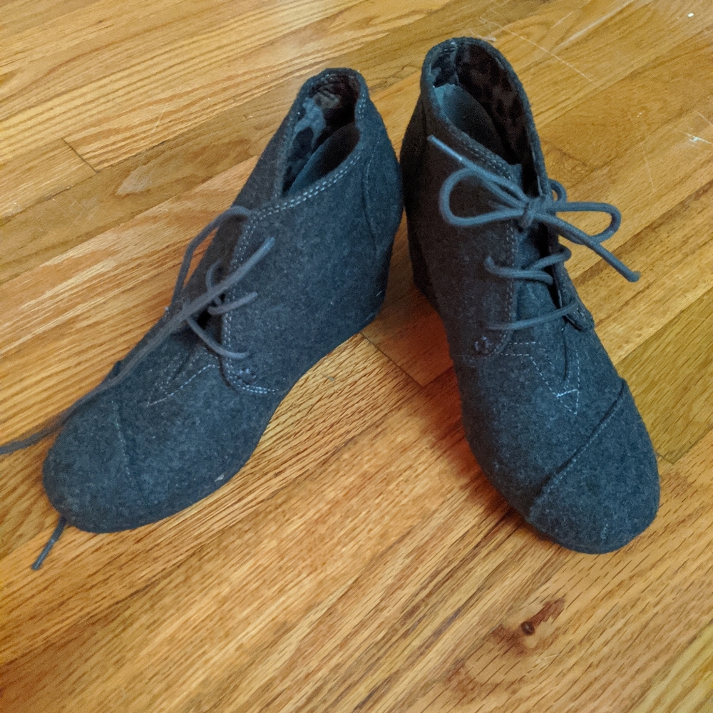Girls size 4 wedge